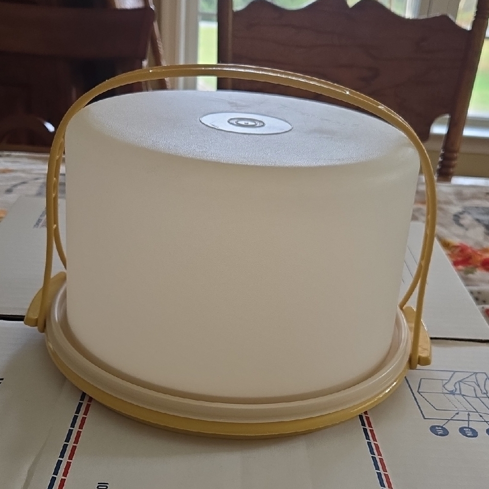 Tupperware Yellow and White Cake Holder